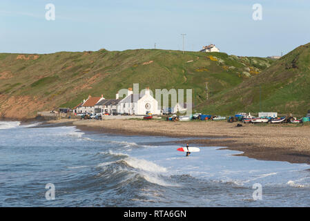 Surfer sur la plage de Sawai madhopur, North Yorkshire, Angleterre. Banque D'Images