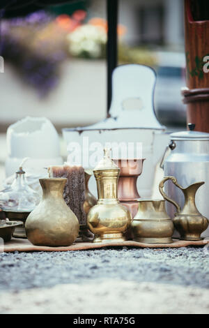 Théières et tasses antiques sur un marché aux puces, à l'extérieur Banque D'Images