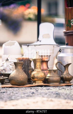 Théières et tasses antiques sur un marché aux puces, à l'extérieur Banque D'Images