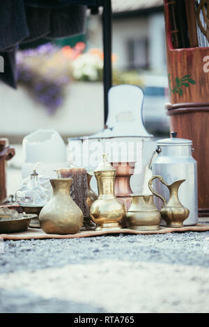 Théières et tasses antiques sur un marché aux puces, à l'extérieur Banque D'Images