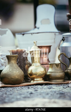 Théières et tasses antiques sur un marché aux puces, à l'extérieur Banque D'Images