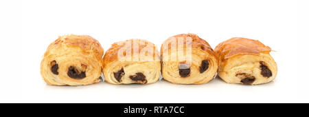 Pains au chocolat (produits de boulangerie française avec du chocolat) isolé sur fond blanc Banque D'Images