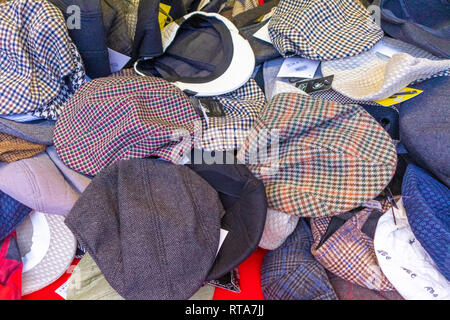 Un assortiment de bouchons plats traditionnels du nord en vente sur un étal au marché de Leeds, Yorkshire UK Banque D'Images