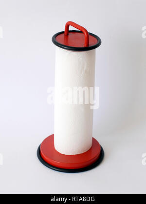 Support de rouleau de cuisine vintage, métal émaillé rouge Banque D'Images