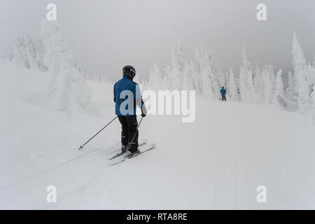 Les touristes le ski à Sun Peaks Resort, Sun Peaks, Kamloops, British Columbia, Canada Banque D'Images