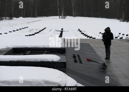 Couvertures de neige L'installation du 'cimetière des villages' avec 185 tombes dans lesquelles chaque tombe symbolise un village particulier en Biélorussie qui a été brûlé avec sa population placé au mémorial national de Khatyn de la République de Biélorussie le mémorial central de guerre de Biélorussie pour toutes les victimes de la occupation allemande pendant la seconde Guerre mondiale situé dans le district de Logoisky, dans la région de Minsk Banque D'Images