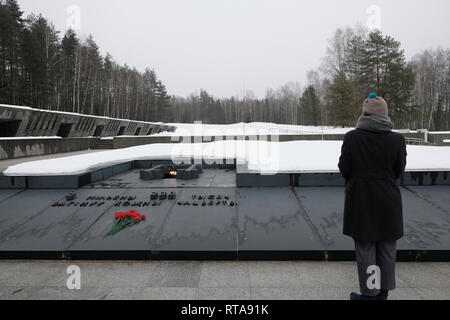 Couvertures de neige L'installation du 'cimetière des villages' avec 185 tombes dans lesquelles chaque tombe symbolise un village particulier en Biélorussie qui a été brûlé avec sa population placé au mémorial national de Khatyn de la République de Biélorussie le mémorial central de guerre de Biélorussie pour toutes les victimes de la occupation allemande pendant la seconde Guerre mondiale situé dans le district de Logoisky, dans la région de Minsk Banque D'Images