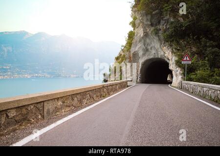 Tonnel sur le célèbre et unique Strada della Forra Scenic Road à grottes menant de Tremosine à Pieve Banque D'Images