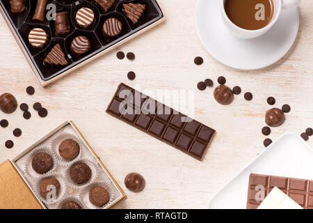 Verre de lait au chocolat et la variété des chocolats sur le tableau Banque D'Images