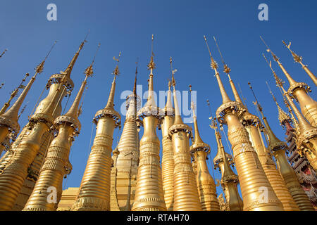 Certains des 1045 stupas du Shwe Inn Thein, Temple Inn Dein village, lac Inle, Myanmar (Birmanie). Banque D'Images