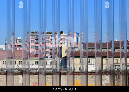 La ville de Milan vu de l'entrée du nouveau bâtiment Torre dans le complexe culturel Fondazione Prada, Milan, Italie Banque D'Images