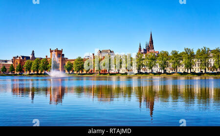 Dans le lac Pfaffenteich Schwerin avec fontaine en face de l'Arsenal. Mecklenburg-Vorpommern, Allemagne Banque D'Images