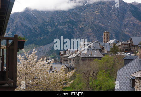 Vues de Taüll. Église romane catalane de Saint Climent à Taull, Vall de Boi, Catalogne, Espagne Banque D'Images