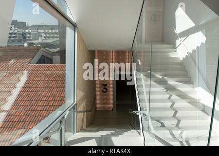 L'escalier du bâtiment Torre de la Fondazione Prada complexe culturel, Milan, Italie. Ouvert en 2018, le bâtiment a été conçu par Rem Koolhaas Banque D'Images