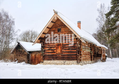 = Vieux Paysan Ferme de Kokorins dans la neige couverts de neige  = le paysan ferme de Kokorins (dernier propriétaire) de Vykhino de Lyubertsy District sur le terrain Banque D'Images
