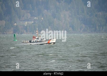 L'équipage de la vie de 52 pieds Bateau Moteur Triumph II, à partir de la gare de Cap déception, passer bouée 4 sur la rivière Columbia, près de Hammond, Ore., pendant le remorquage du navire de pêche commerciale Capt Raleigh, 7 février 2019. Le Capt Raleigh a subi une défaillance de l'engrenage de réduction de 3 miles au large de la côte de Cannon Beach, Oregon, tout en établissant des casiers à crabe crabe dormeur au cours de la saison. La Garde côtière américaine Banque D'Images
