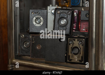 Old Vintage Appareils stockés dans une planche en bois. Banque D'Images