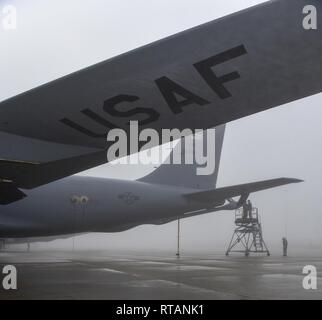 California Air National Guardsman Tech. Le Sgt. Josh Vargo, gauche, et d'un membre de la 1re classe Nicholas Manuel, droit, Electro écologistes affecté à la 171e Escadre de ravitaillement en vol près de Pittsburgh remplacer un marqueur de ravitaillement-boom de la lumière sur un KC-135 Stratotanker "Avions" le 2 février 2019. Banque D'Images