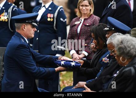 U.S. Air Force, le général de Lenny Richoux, gauche, le commandant du Commandement du transport mixte de capacités permettant la commande, présente le drapeau américain à l'US Air Force, le général (ret.) Marcelite Harris's daughter, Tenecia Harris, lors d'une tous les honneurs funérailles au cimetière national d'Arlington, Arlington, Virginie, le 7 février 2019. Le général de réalisations du Harris : être la première femme officier de maintenance des aéronefs, l'une des deux premières femmes officiers commandant de l'air à l'US Air Force Academy, la première femme commandant adjoint de l'entretien, et la première femme afro-américaine Banque D'Images