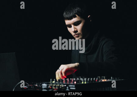 Le Danemark, Roskilde - Février 27, 2019. Le musicician électronique danois, Dj et compositeur Martin vit à Gimle Schacke effectue à Roskilde. (Photo crédit : Gonzales Photo - Flemming Bo Jensen). Banque D'Images