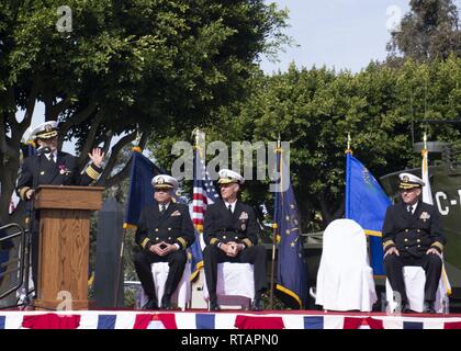 SAN DIEGO (fév. 01, 2019) Le capitaine Carl E. Meuser parle au cours d'une retraite anticipée et cérémonie de passation de commandement à la Marine américaine et de la Garde côtière américaine Vietnam Memorial sur La Naval Amphibious Base Coronado. Mueser a été relevé par le Capitaine Jack Killman comme commandant du EWTGPAC et a pris sa retraite après 30 années de service distingué. Banque D'Images