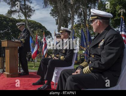 SAN DIEGO (fév. 01, 2019) Le capitaine Carl E. Meuser parle au cours d'une retraite anticipée et cérémonie de passation de commandement à la Marine américaine et de la Garde côtière américaine Vietnam Memorial sur La Naval Amphibious Base Coronado. Mueser a été relevé par le Capitaine Jack Killman comme commandant du EWTGPAC et a pris sa retraite après 30 années de service distingué. Banque D'Images