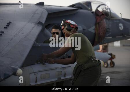 Le commandement central américain DOMAINE DE RESPONSABILITÉ (fév. 1, 2019) U.S. Marine Corps Lance Cpl. Malcolm Calvin, un aéronef technicien de munitions avec Marine Attack Squadron 223, joints à but spécial air-sol marin crise Response-Central Task Force, commande garantit une bombe guidée à l'unité de rack bombe un avion Harrier AV-8B. Comme une force de réaction rapide, le SPMAGTF-CR-CC est capable de déployer l'aviation, les forces au sol et logistique de l'avant à quelques minutes d'avis, et prend en charge le fonctionnement de travail, résoudre inhérent par, avec, et grâce à l'associé leurs forces pour vaincre ISIS. Banque D'Images