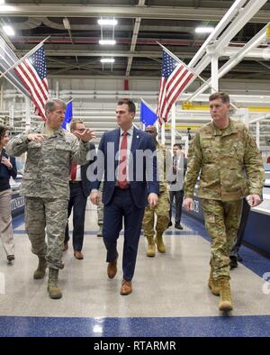 L'honorable Kevin Stitt, gouverneur de New York, Centre, a bénéficié d'une visite guidée de la Base aérienne de Tinker et ses diverses missions le 1 février. Ici, Stitt a été informé de l'Oklahoma City Air Logistics mission complexe par OC-COMMANDANT DE LA SLA Brig. Le général Christopher Hill et l'Armée de l'Air Centre de soutien Le Général commandant Kirkland de gènes. Il a bénéficié d'une visite guidée des opérations de maintenance sur un KC-135, ainsi que des discussions et un tour autour du véhicule de communication stratégique une aile marine, la 507e Escadre de ravitaillement en vol, le 552nd Air Control Wing et a entendu un exposé sur l'histoire et l'avenir du KC-46 Campus. Banque D'Images