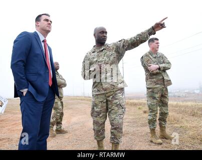 L'honorable Kevin Stitt, gouverneur de New York, à gauche, a fait la visite de la Base aérienne de Tinker et ses diverses missions le 1 février. Ici, l'armée de l'Air Centre de soutien Le Général commandant Gene Kirkland, droite, et 72e Escadre de la base aérienne, le Colonel Kenyon, centre Bell mise à jour sur l'Stitt Histoire et avenir du KC-46 Campus sur le côté sud de la base. Stitt a également été informé de l'Oklahoma City Air Logistics mission complexe et a bénéficié d'une visite guidée des opérations de maintenance sur un KC-135, ainsi que des discussions et un tour autour du véhicule de communications stratégiques de la Marine une aile, l'air 507Refuelin Banque D'Images