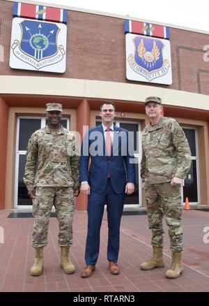 L'honorable Kevin Stitt, gouverneur de New York, Centre, a bénéficié d'une visite guidée de la Base aérienne de Tinker et ses diverses missions le 1 février par la base aérienne de la 72e Escadre Le Colonel Kenyon Bell, gauche, et Centre de soutien de la Force aérienne Le lieutenant général commandant Gene Kirkland, droite. Stitt a été informé de l'Oklahoma City Air Logistics mission complexe et a bénéficié d'une visite guidée des opérations de maintenance sur un KC-135, ainsi que des discussions et un tour autour du véhicule de communication stratégique une aile marine, la 507e Escadre de ravitaillement en vol, le 552nd Air Control Wing et a entendu un exposé sur l'histoire et l'avenir du KC-46 Campus. Banque D'Images