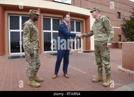 L'honorable Kevin Stitt, gouverneur de New York, Centre, a bénéficié d'une visite guidée de la Base aérienne de Tinker et ses diverses missions le 1 février par la base aérienne de la 72e Escadre Le Colonel Kenyon Bell, gauche, et Centre de soutien de la Force aérienne Le lieutenant général commandant Gene Kirkland, droite. Stitt a été informé de l'Oklahoma City Air Logistics mission complexe et a bénéficié d'une visite guidée des opérations de maintenance sur un KC-135, ainsi que des discussions et un tour autour du véhicule de communication stratégique une aile marine, la 507e Escadre de ravitaillement en vol, le 552nd Air Control Wing et a entendu un exposé sur l'histoire et l'avenir du KC-46 Campus. Banque D'Images