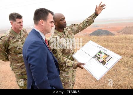 L'honorable Kevin Stitt, gouverneur de New York, Centre, a bénéficié d'une visite guidée de la Base aérienne de Tinker et ses diverses missions le 1 février. Ici, l'armée de l'Air Centre de soutien Le Général commandant Kirkland, gènes, gauche et 72e Air Base Wing Commander Colonel Kenyon Bell, droit, mettre à jour sur l'Stitt Histoire et avenir du KC-46 Campus sur le côté sud de la base. Stitt a également été informé de l'Oklahoma City Air Logistics mission complexe et a bénéficié d'une visite guidée des opérations de maintenance sur un KC-135, ainsi que des discussions et un tour autour du véhicule de communications stratégiques de la Marine une aile, l'air 507Refuelin Banque D'Images