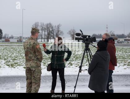 Un journaliste de télévision locale NoTele interviews U.S. Army Colonel Sean Hunt Kuester, commandant de la garnison de l'armée américaine Benelux, à propos de la présence des hélicoptères de la 1re Brigade d'aviation de combat, 1re Division d'infanterie, sur la base aérienne de Chièvres, Belgique, le 1 février 2019. La Base Aérienne de Chièvres a servi comme une zone d'étape intermédiaire avant la 1re Brigade d'aviation de combat se déploie à l'Allemagne, la Pologne, la Lettonie et la Roumanie pendant neuf mois pour former avec les partenaires de l'OTAN à l'appui de la résolution de l'Atlantique. Banque D'Images