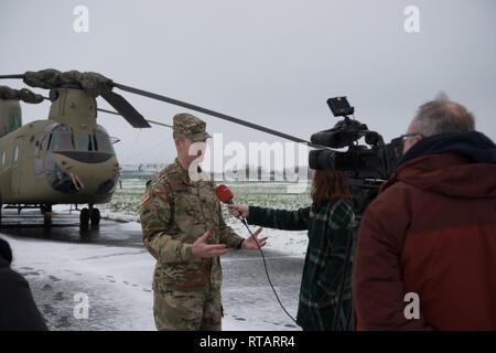 Le colonel de l'armée américaine Sean Hunt Kuester, commandant de la garnison de l'armée américaine Benelux, répond aux questions de la télévision locale NoTele reporter sur la présence des hélicoptères de la 1re Brigade d'aviation de combat, 1re Division d'infanterie, sur la base aérienne de Chièvres, Belgique, le 1 février 2019. La Base Aérienne de Chièvres a servi comme une zone d'étape intermédiaire avant la 1re Brigade d'aviation de combat se déploie à l'Allemagne, la Pologne, la Lettonie et la Roumanie pendant neuf mois pour former avec les partenaires de l'OTAN à l'appui de la résolution de l'Atlantique. Banque D'Images