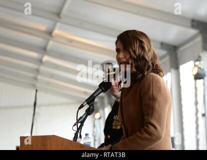 GROTON, Connecticut (fév. 2, 2019) - L'Honorable Kristi Noem, gouverneur du Dakota du Sud, prononce une allocution à la cérémonie de mise en service de l'USS South Dakota (SSN 790) sur Naval Submarine Base New London, le 2 février. Le Dakota du Sud est le 17e de la Marine américaine sous-marin d'attaque Virginia-Class et le troisième navire du nom de l'État du Dakota du Sud. Banque D'Images