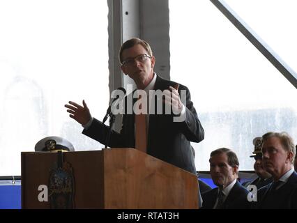 GROTON, Connecticut (fév. 2, 2019) - L'Honorable Dusty Johnson, membre du Congrès (SD-AL), prononce une allocution à la cérémonie de mise en service de l'USS South Dakota (SSN 790) sur Naval Submarine Base New London, le 2 février. Le Dakota du Sud est le 17e de la Marine américaine sous-marin d'attaque Virginia-Class et le troisième navire du nom de l'État du Dakota du Sud. Banque D'Images