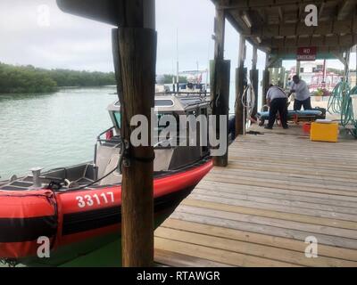 Techniciens des Services médicaux d'urgence à se préparer à recevoir l'a secouru 49 ans, sauvé par la U.S. Coast Guard Station Marathon de l'équipage de navires à voile 6 km à l'est au large du port de démarrage. Un 33 pieds de l'application de la Loi à des fins spéciales de boatcrew Marathon Station de la Garde côtière canadienne sont arrivés sur les lieux et ont transporté les femme à Burrdines Marina pour plus d'assistance médicale. Banque D'Images