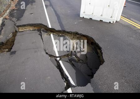 Un gouffre est bloquée par les barrières routières sur Carnes Road au Marine Corps Base Camp Pendleton, le 4 février 2019. La dépression a été causée par de fortes pluies persistantes les tempêtes qui ont ravagé la Californie du sud. Banque D'Images