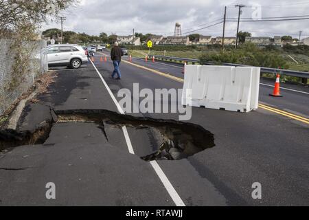 Un gouffre est bloquée par les barrières routières sur Carnes Road au Marine Corps Base Camp Pendleton, le 4 février 2019. La dépression a été causée par de fortes pluies persistantes les tempêtes qui ont ravagé la Californie du sud. Banque D'Images