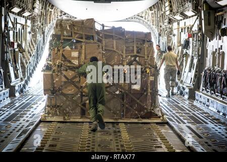 Le sergent-chef. Bobby Barrett, arrimeur avec Joint Base Charleston's 300e Escadron de transport aérien a terminé sa dernière mission en préparation de son départ prochain à la retraite après 33 ans en tant que réserviste. L'aide humanitaire sous la forme de fournitures médicales est déchargé au Honduras à partir d'une base conjointe Charleston C-17 Globemaster III, exploité par l'Air Force Reserve 315e Airlift Wing, 4 février 2019. Sur un week-end de long et humanitaire combiné formation mission, trois réserver C-17s et leurs équipages livré l'aide humanitaire au Guatemala, Haïti, Honduras et, tout en aidant à maintenir la t Banque D'Images