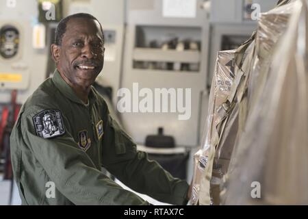 Le sergent-chef. Bobby Barrett, arrimeur avec Joint Base Charleston's 300e Escadron de transport aérien a terminé sa dernière mission en préparation de son départ prochain à la retraite après 33 ans en tant que réserviste. L'aide humanitaire sous la forme de fournitures médicales est déchargé au Honduras à partir d'une base conjointe Charleston C-17 Globemaster III, exploité par l'Air Force Reserve 315e Airlift Wing, 4 février 2019. Sur un week-end de long et humanitaire combiné formation mission, trois réserver C-17s et leurs équipages livré l'aide humanitaire au Guatemala, Haïti, Honduras et, tout en aidant à maintenir la t Banque D'Images