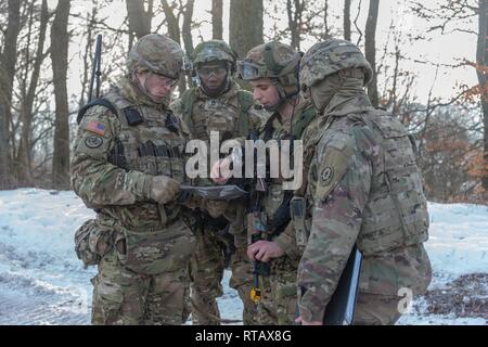 Soldats affectés à la troupe Alpha, 1er Escadron, 2e régiment de cavalerie de Vilseck, Allemagne, se préparer à un exercice d'entraînement de la situation dans le secteur B de la zone d'entraînement militaire de Baumholder, Baumholder, Allemagne, 4 février , 2019. 1/2CR est en ce moment de mener l'opération à Kriegsadler niveau peloton développer performance tactique, l'efficacité de l'appui de l'escadron et la létalité globale de l'organisation. Banque D'Images