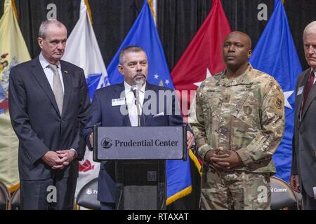 New Jersey Gov. Philip D. Murphy, à gauche, et le brigadier. Gen. Jemal J. Beale, droite, l'adjudant général du New Jersey, écouter comme Bruce Townsend, chef, l'engagement des employeurs, le ministère de la Défense, s'adresse aux participants au cours d'un soutien de l'employeur de la garde et de réserve (ESGR) présentation avant la cérémonie d'adieu pour plus de 180 New Jersey Army les soldats de la Garde nationale d'Alpha et Charlie, 2e Bataillon, 113e Régiment d'infanterie, au Prudential Center de Newark, N.J., le 4 février 2019. ESGR développe et favorise un environnement de travail favorable à la Garde côtière canadienne et pour les membres du service de réserve thr Banque D'Images