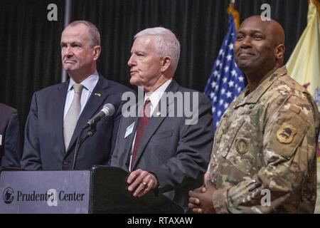 New Jersey Gov. Philip D. Murphy, à gauche, et le brigadier. Gen. Jemal J. Beale, droite, l'adjudant général du New Jersey, écouter comme Ronald E. Bogle, vice-président, Soutien de l'employeur de la garde et de réserve (ESGR) Conseil national d'administration, adresse à l'auditoire au cours d'une présentation ESGR avant la cérémonie d'adieu pour plus de 180 New Jersey Army les soldats de la Garde nationale d'Alpha et Charlie, 2e Bataillon, 113e Régiment d'infanterie, au Prudential Center de Newark, N.J., le 4 février 2019. ESGR développe et favorise un environnement de travail favorable à la Garde côtière canadienne et le service de réserve par les membres Banque D'Images