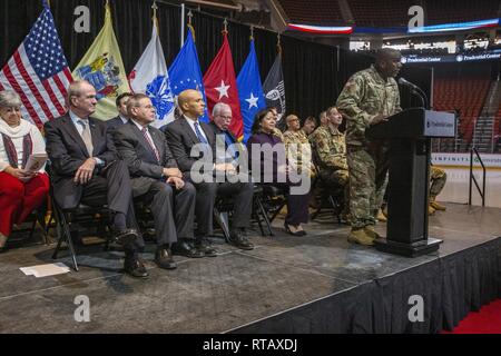 Le brig. Gen. Jemal J. Beale, l'adjudant général du New Jersey traite de la famille, des amis, des élus, et du New Jersey le leadership de la Garde nationale au cours de la cérémonie d'adieu pour plus de 180 New Jersey Army les soldats de la Garde nationale d'Alpha et Charlie, 2e Bataillon, 113e Régiment d'infanterie, au Prudential Center de Newark, N.J., le 4 février 2019. Le bataillon sera le déploiement à l'appui de l'opération Enduring Freedom - Corne de l'Afrique. Banque D'Images