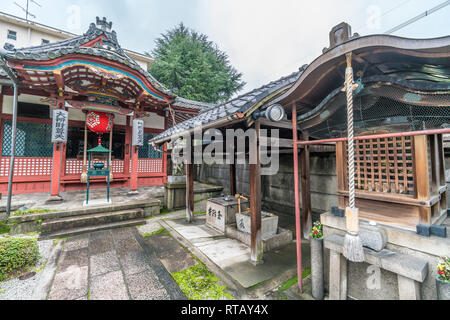 Shiokoji ward, Kyoto, Japon - Novembre 08, 2017 : Chozuya ablution de l'eau (pavillon) et la salle principale (DAI) à Sontensha Sosen Benzai-ji. Banque D'Images