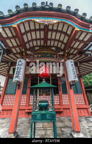 Shiokoji ward, Kyoto, Japon - Novembre 08, 2017 : Jokoro et la salle principale (DAI) à Sontensha Sosen Benzai-ji. Banque D'Images