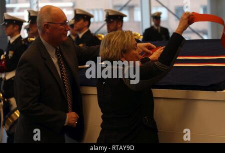 Pete Hoekstra (à gauche), l'ambassadeur des États-Unis à l'Ank Bijleveld et Pays-Bas (à droite), le ministre néerlandais de la Défense le uncase D-indicateur jour pendant un jour d'exposition, cérémonie du drapeau 4 fév. au Musée Kunsthal de Rotterdam, Pays-Bas. Le D-Day d'un drapeau qui flottait sur un navire de la Marine américaine menant l'avance des alliés sur les plages de Normandie il y a près de 75 ans sera retourné à l'Amérique après être allé sur l'affichage dans les Pays-Bas le 5 février - mai 17. Banque D'Images