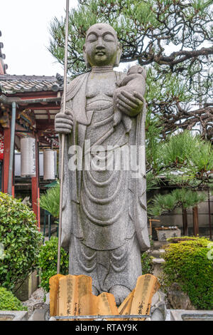 Shiokoji ward, Kyoto, Japon - Novembre 08, 2017 : statue Jizo et vieux cimetière à Sosen-ji. Banque D'Images