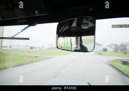 Willie Young, 502d'Escadron Préparation logistique manutentionnaire, transporte des fournitures militaires de base pour les stagiaires au cours de leurs premières et secondaires question vêtements, 4 février 2019, à Joint Base San Antonio-Lackland, Texas. Le 502d LRS est responsable de l'émission et le montage des uniformes pour plus de 1 600 stagiaires BMT chaque semaine. Banque D'Images